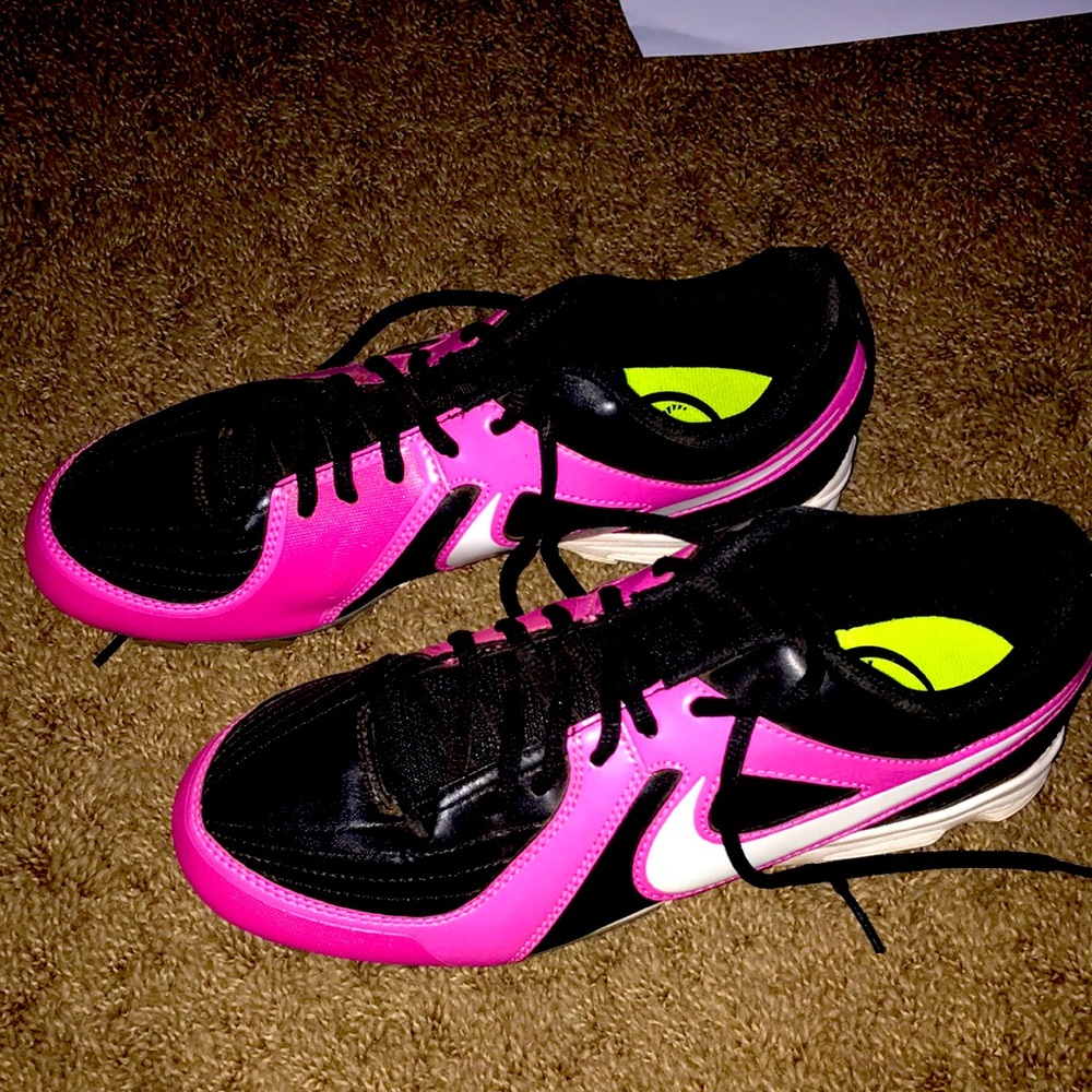 Pink black whites woman’s Nike cleats baseball shoes used. In great condition